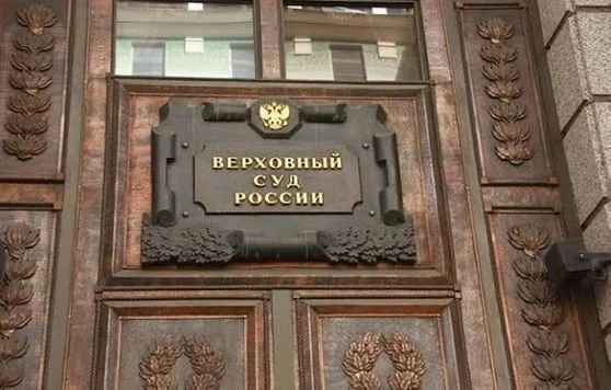 Судебная практика

ВС РФ: долг по ЖКУ сам по себе не означает автоматическую потерю компенсации за коммунальные услуги

В чем суть

Центр социальной поддержки Оренбургской области отказал пенсионерке в компенсации расходов на оплату ЖКУ, сославшись на подтвержденную судами задолженность.

Три судебные инстанции поддержали соцзащиту: долг есть, доказательств его погашения или уважительных причин возникновения не представлено.

Однако женщина указала, что суды не проверили проведенный взаимозачет и наличие непогашенной задолженности. 

Кроме того, часть судебных актов, на которые ссылались нижестоящие инстанции, впоследствии отменили либо они были вынесены в отношении других лиц.

Что решил Верховный суд
ВС РФ отменил ранее принятые решения и направил дело на новое рассмотрение.

Коллегия подчеркнула: задолженность по ЖКУ не является безусловным основанием для лишения гражданина мер социальной поддержки.

Суды должны проверить:
•	действительно ли долг существует;
•	за какой период он образовался;
•	по какой причине возник;
•	принимал ли гражданин меры для его погашения;
•	есть ли уважительные обстоятельства, позволяющие сохранить компенсацию.

☝Теперь у получателей льгот есть дополнительный аргумент: наличие долга ещё не означает, что поддержку можно отменить без изучения конкретной жизненной ситуации.
